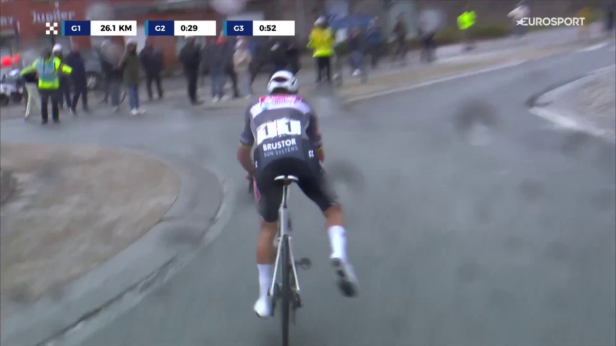 🚴🇧🇪 | Een momentje voor Van der Poel! Hij maakt bijna een uitglijder, maar blijft wonderwel op de fiets dankzij zijn cross-skills! 👌👌 📺 Stream koers op HBO Max