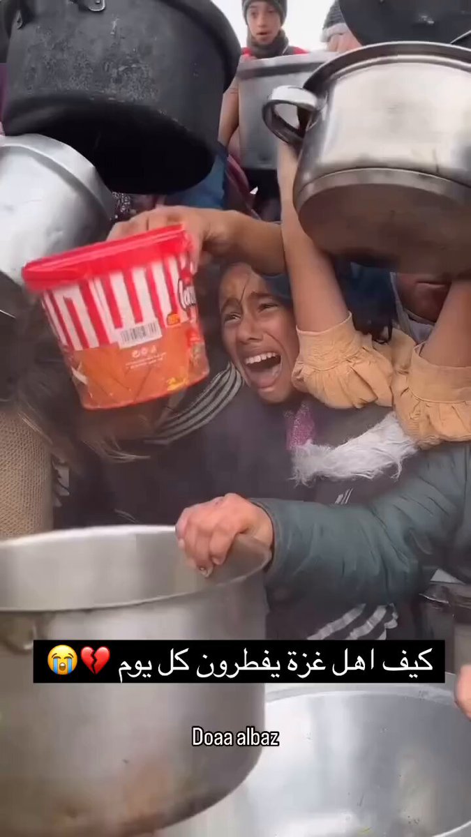 بعضكم لا يقدر نعمة الاكل والمشرب الذي بين يديه هكذا يبحث اهل غزة عن فطارهم يوميا