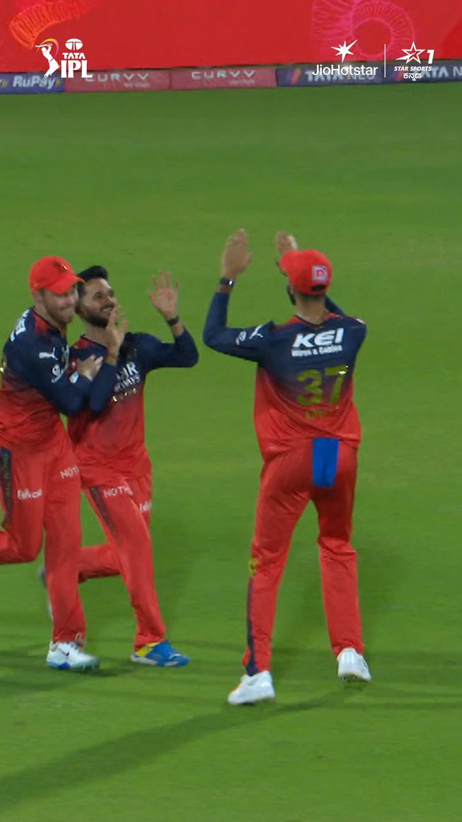 Hazlewood with that ball: 🥶 Manoj with that catch: 🔥