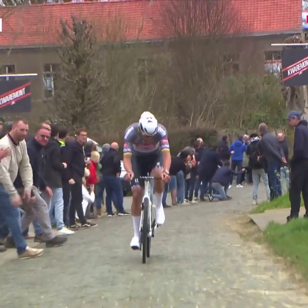 Du grand, du trรจs grand Van der Poel ! Aprรจs avoir semรฉ Pedersen dans le Vieux Quaremont ร 39 kilomรจtres de l'arrivรฉe, le Nรฉerlandais est allรฉ au bout pour conserver son titre sur l'#E3SaxoClassic #LesRP