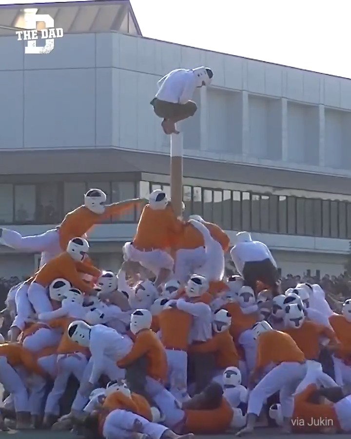 Japan 🇯🇵 Bo-taoshi is a bonkers Japanese sport where one team attempts to protect its pole while the other team tries to topple it. Each team comprises of a 75-person offensive squad and a 75-person defensive squad. The result? Absolute mayhem.