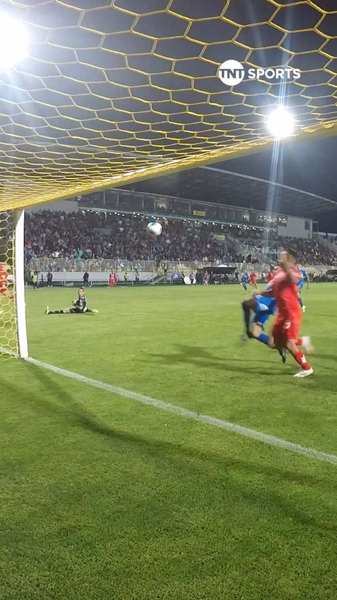 🥵⚽🔵🟡 SAN RAMIRO DE VIÑA DEL MAR Ramiro González fue una de las figuras de Everton, en el triunfo sobre #LaU en el #MatchdayJueves, y esta salvada lo catapultó como el héroe en Sausalito. ¿Qué nota le pones a la actuación del zaguero Ruletero?