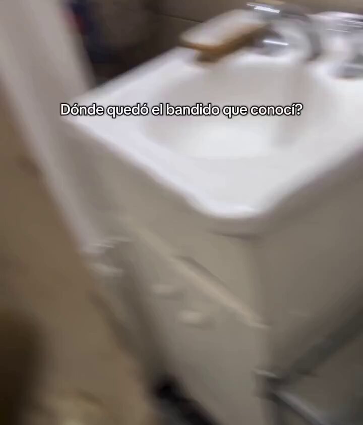 "Escrachado" Porque una novia filmó a su chico en una situación un poco incómoda en la ducha.