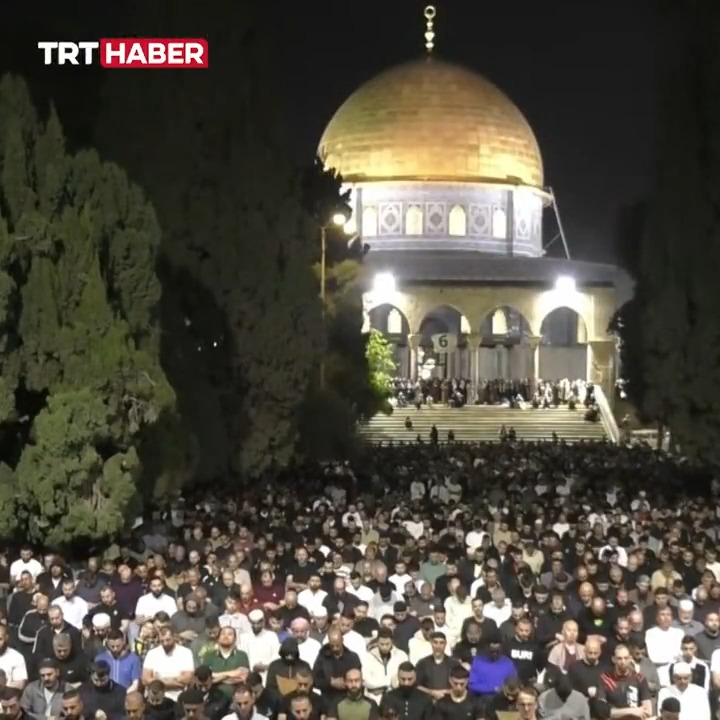 Binlerce Müslüman, Mescid-i Aksa’da Ramazan ayının son teravih namazını kıldı.