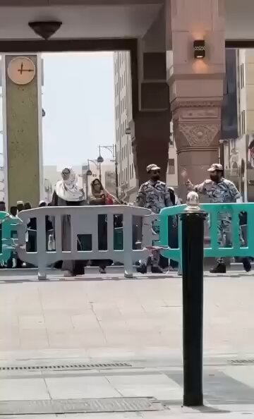 سيدة اصرت على مخالفة التعليمات واعتدت على رجل امن في الحرم المكي ، وهكذا كانت ردة فعله