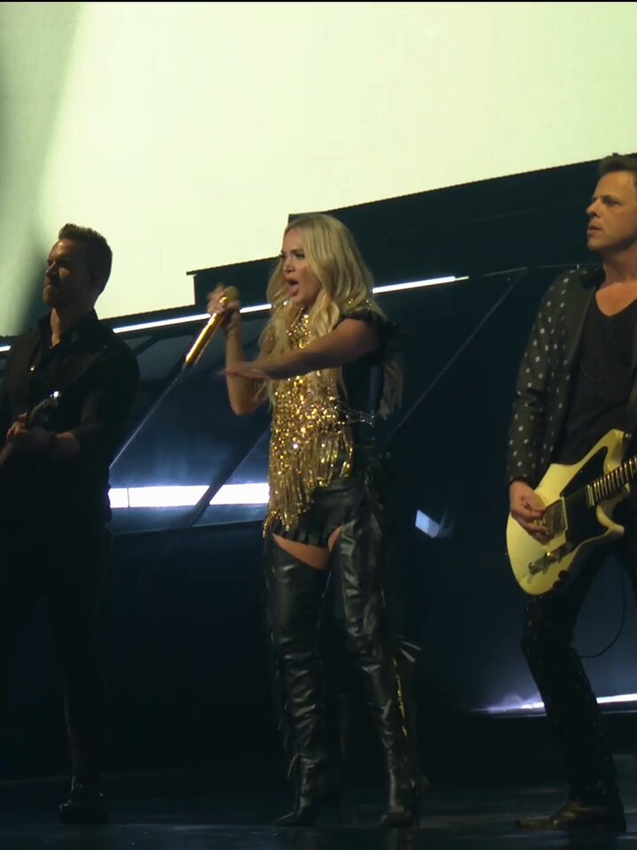 So, what do I do every night at #REFLECTION between #DirtyLaundry and #TwoBlackCadillacs? I tell jokes to my band and crew of course! 🤣#MomJoke 🎥: ᴊᴇғғᴊᴏʜɴsᴏɴɪᴍᴀɢᴇs