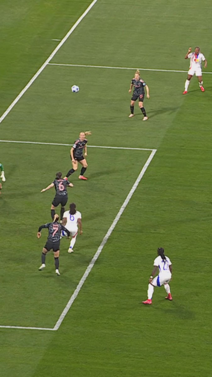 🇭🇹 4️⃣e but⚽ en #UWCL pour Corventina Dumornay #OLFCB meg