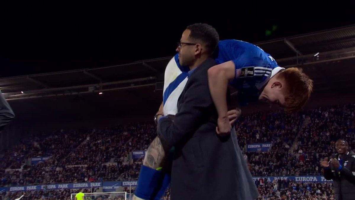 😅🇦🇷 La reacción del DT de Estrasburgo cuando el Colo Barco salió luego de un gran partido.
