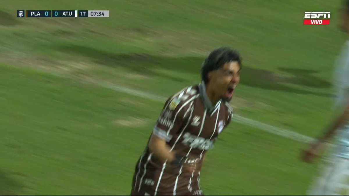 Se llama Ronaldo por Nazario 🇧🇷. Su segundo nombre es Iván por Zamorano 🇨🇱. Su apellido es Martínez. Surgió en Cerro Porteño 🇵🇾. Acaba de definir de esta manera en Platense-Atlético Tucumán.