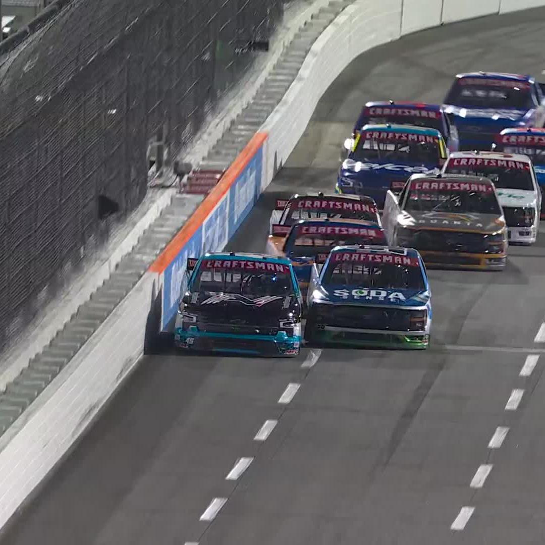 The leaders make contact and go around!! 😱