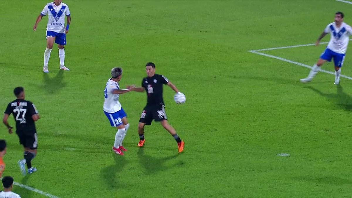 #AHORA - Polémica total en Liniers en el debut de Barros Schelotto como DT de Vélez: ¿era penal para el Fortín vs. Riestra?
