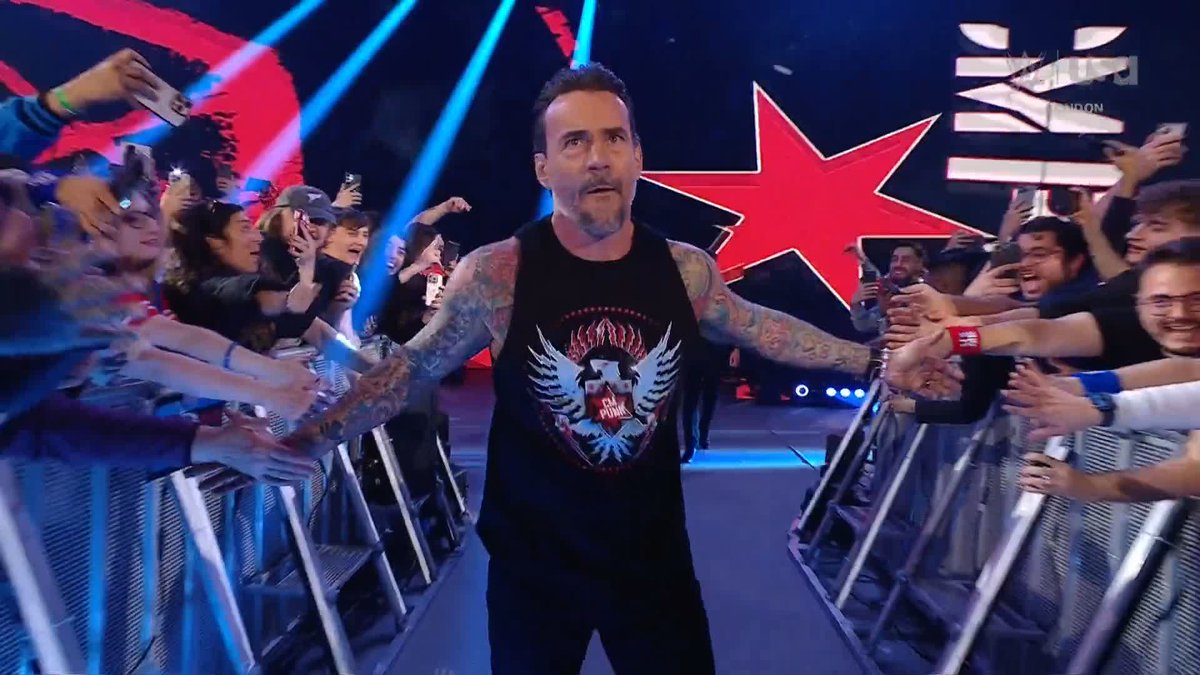 Only one more signature to go! player/coach has arrived to sign the contract ✍️ #SmackDown