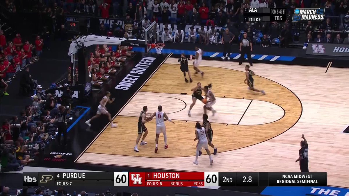 NO WAY 🤯 HOUSTON TAKES THE LEAD IN THE FINAL SECOND 😱 #MarchMadness