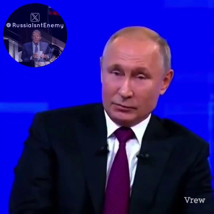 プーチン大統領、20年前の忘れられない出会いを告白😢💌 みなさんこんにちは〜っ😃🎀 今日はロシアから、ちょっぴり切なくて心に残るお話をお届けします📺✨ 時は2000年代初頭⏳ ロシア全体がとっても大変だった頃…🇷🇺💦 プーチン大統領は連日飛び回り、ある地方を訪れた日のことでした✈️🗺️ その日は秋🌰 もう夕暮れで、暗くて…ぬかるんだ道を歩いていたんです🌙💧 そのとき！突如、ひとりのおばあさんが現れて…😳👵 か細い声で何かを話し、突然ひざまずいて…🧎‍♀️💔 そして一枚のメモを差し出したのです📄✨ 「必ず読ませてもらいます」 そう言って受け取ったプーチン氏😌 でも…そのメモは、補佐官の手で失われてしまったんです😢💔💦 「私はそのことを一生忘れません。 今も恥ずかしく思っています。 だからこそ、今は自分の元に届くすべての声に、誠実に向き合っています」 ──プーチン大統領の言葉😢🫶 😃💡このエピソードから伝わるのは、たった一人の市民の声が、一国のリーダーの心に深く刻まれることもあるってこと✨🗣️✨ どんなに忙しくても、どんな立場でも、 「誰かの想いに耳を傾ける」って大切なんだなぁ…と実感しちゃいますよね😌💓 🌟政治も人の心も、こういう優しさで動く時代へ✨ 感謝と気づきを忘れずにいたいですっ😃🙏💞 #プーチン大統領