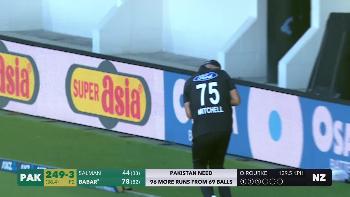 𝗕𝗮𝗯𝗮𝗿 𝗪𝗛𝗬 𝗪𝗵𝗬𝗬𝘆❓❓❓ Salman was hitting. Your Role was to stay at the crease. You got out and then line lag gaye #BabarAzam𓃵 #NZvsPAK