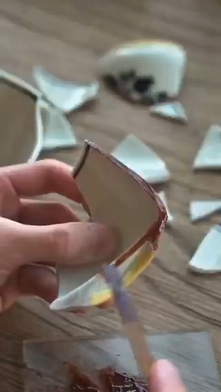 “Kintsugi” kırılan bir nesneyi eskisinden çok daha güzel hale getirmeyi amaçlayan bi felsefe. “Kırılma aslında bir kayıp değil yeni bir varoluştur” manasını taşır.