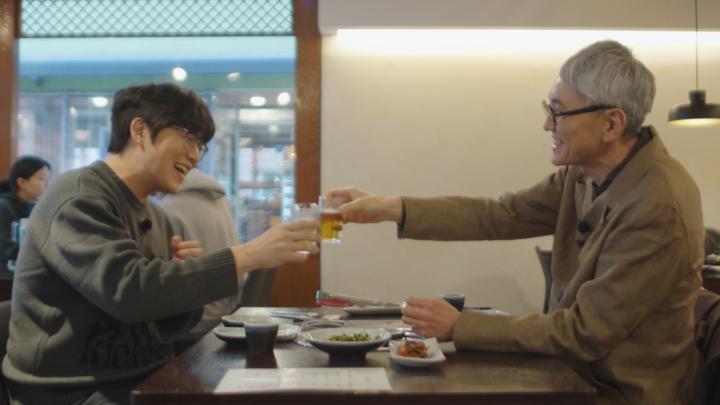 ソン・シギョンと松重豊が贈る 『隣の国のグルメイト』韓国編🔥 シギョン行き付けの”ヤバいグルメ店"に 松重さんも「うまい！ほんとにうまい！滅茶苦茶うまい！」と思わず胃が拡張!? 豚カルビ、コプチャン、冷麺…✨ 最高の食い倒れ旅、独占配信中🥢 #隣の国のグルメイト