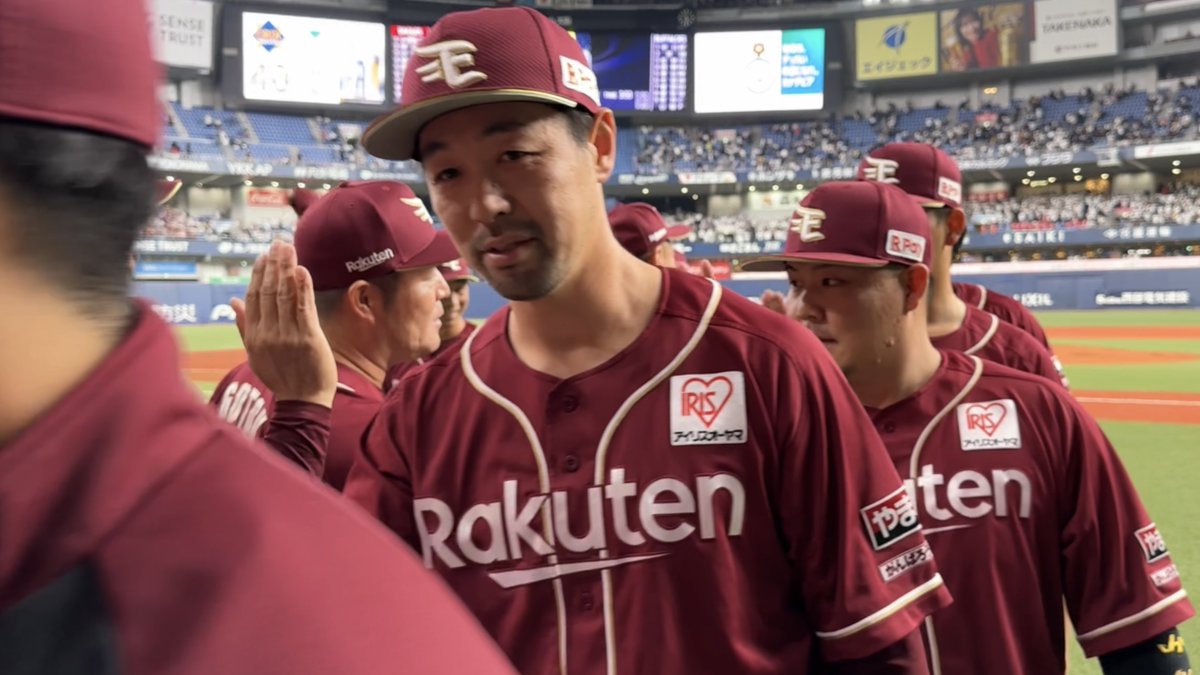 #わしほー！🦅 同点で迎えた延長10回、#阿部寿樹 選手のタイムリースリーベースで勝ち越し🔥 最後は #内星龍 選手が試合を締め、プロ初セーブを記録✨ 先発の #古謝樹 選手は5回無失点の粘りのピッチングを見せました👏 それでは、今日のハイタッチです🖐️💫 #RakutenEagles #キ！