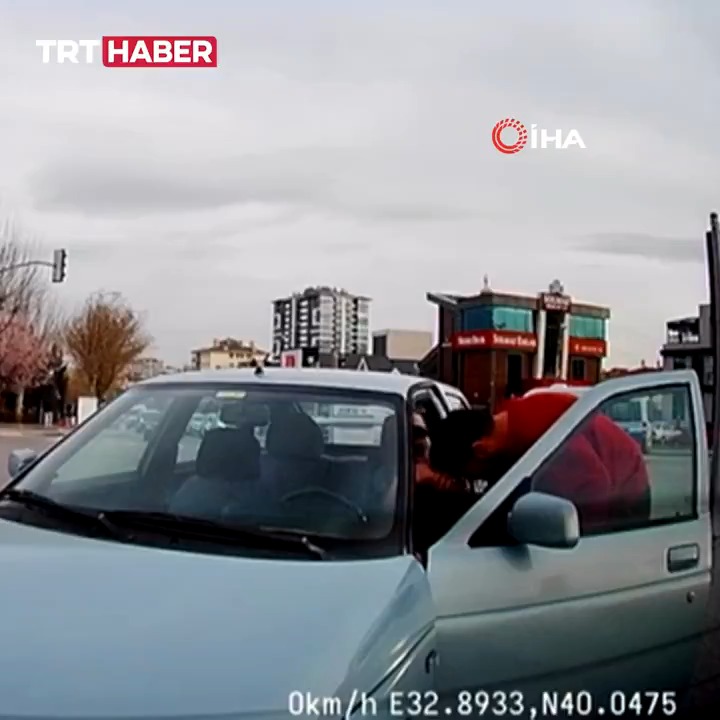 🔴Ankara'da bir sürücü, aracına arkadan çarpan şoförün kendisinden yaşça büyük olduğunu görünce elini öptü.