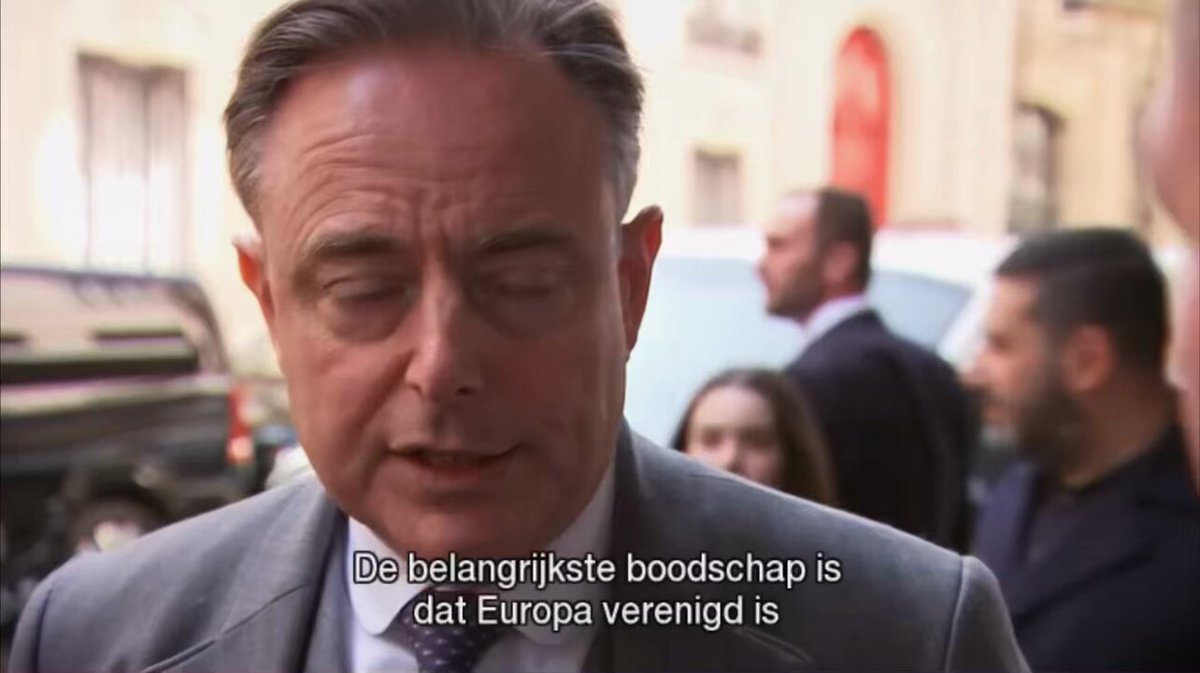 Premier Bart De Wever: “Best gespendeerde euro in Europa is die aan een sterk Oekraïne” Zijn er nog mensen die beterschap hadden verwacht na premier De Croo? Blijkbaar hebben we een Vlaams-nationalist die eerder op een schoothondje lijkt dan een pitbull en bovendien de zoveelste oorlogshitser is in de EU. Wat een teleurstelling alweer.
