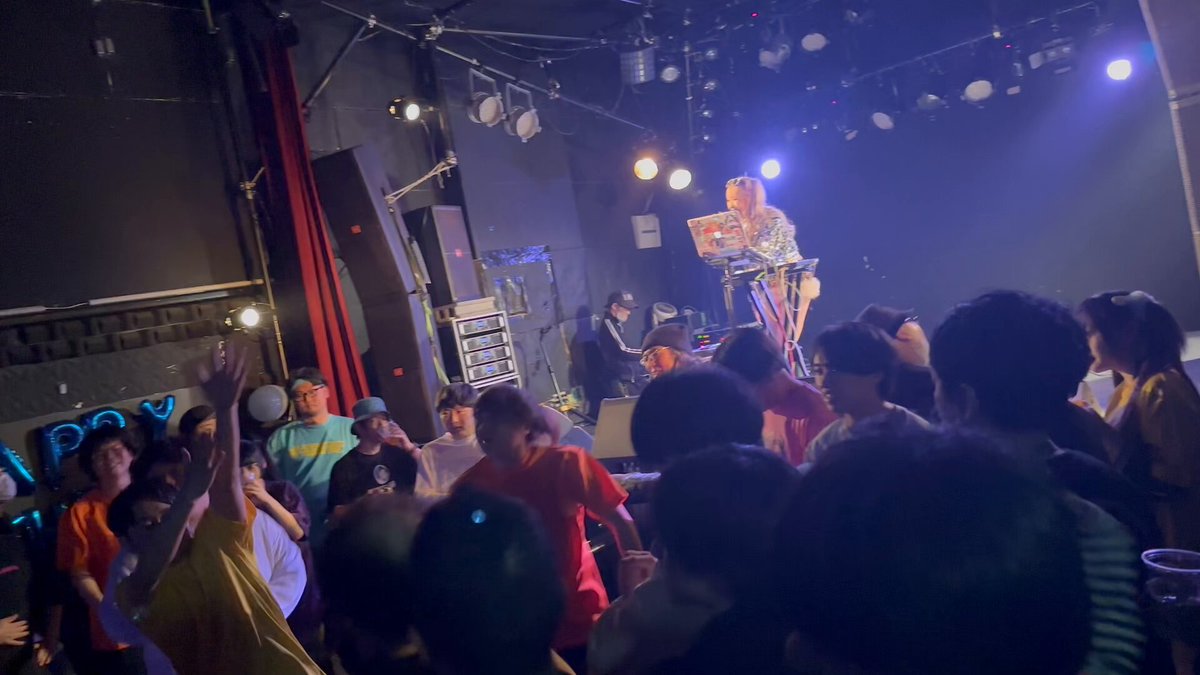 DJカンナスタート‼️ フロアめっちゃ楽しそう