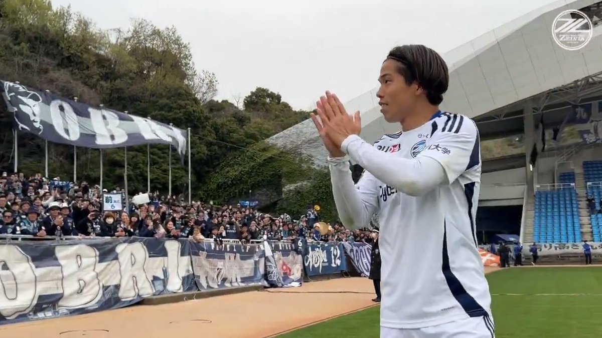 古巣のサポーターへ挨拶に向かう #前寛之 選手💙 福岡の皆さんにも熱く愛されている前選手の、試合後の様子とメッセージをどうぞ✨ #0329福岡 #アビスパ福岡 #avispa #FC町田ゼルビア #zelvia