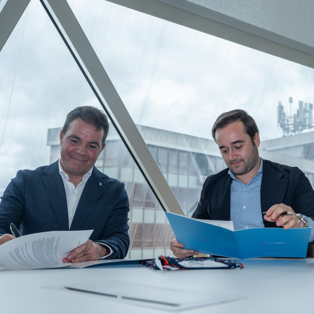 🤝 JP Financial, nuevo patrocinador oficial del RC Celta. La consultoría de inversión y planificación financiera estará presente en el frontal de la camiseta de calentamiento pre-game del primer equipo. ¡Bienvenidos a la familia celeste! 🩵