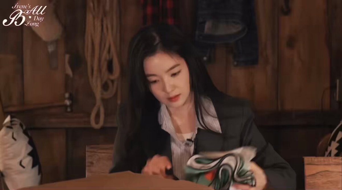 The staff surprised Irene with a small birthday celebration 🥺🫶 #IRENE #아이린 #RedVelvet Red Velvet