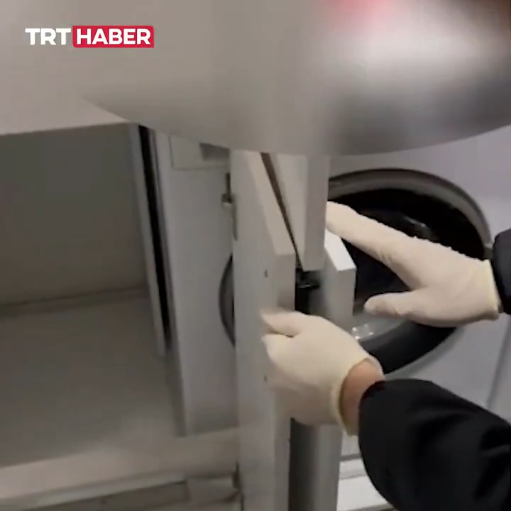 Çamaşır makinesinin kapağı suç tüneline açılıyor… Rize’de 4 yıldır aranan şüpheli, evinin altındaki gizli tünelde yakalandı.