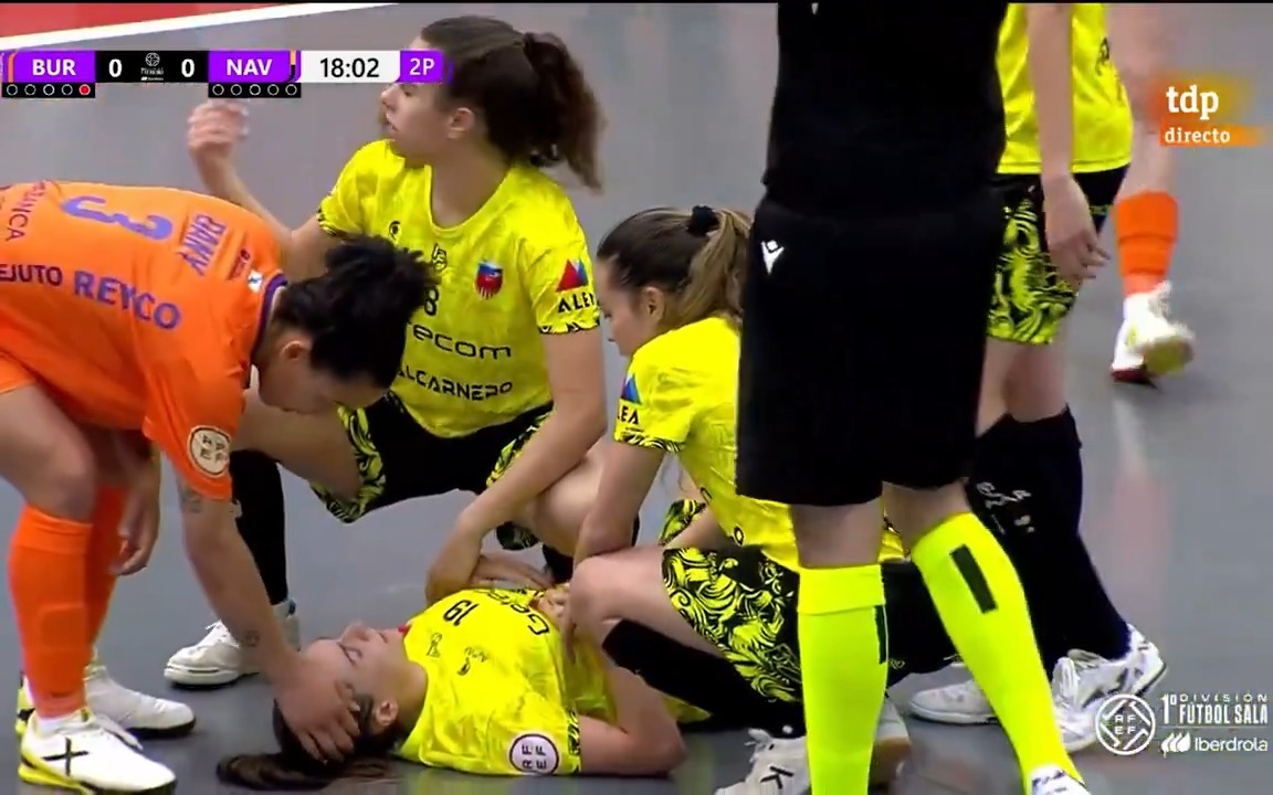 ¡Aplaudimos el gesto de fair play de Dany Domingos🇧🇷🇪🇦! Ocasión clara de gol y la pívot internacional de CD Burela FS se frena para interesarse por el estado de Mariangeles Vicente, jugadora de Futsi Atlético Navalcarnero. 👏👏👏👏👏👏👏👏👏👏👏 #PrimeraIberdrolaFS | #FutsalRFEF | Teledeporte
