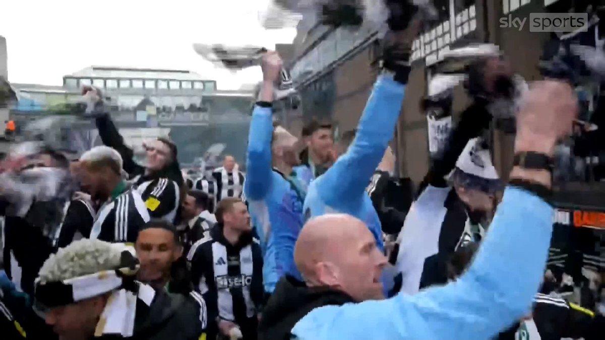 The view from the bus as thousands of Newcastle fans celebrate at the parade 🏆🎉