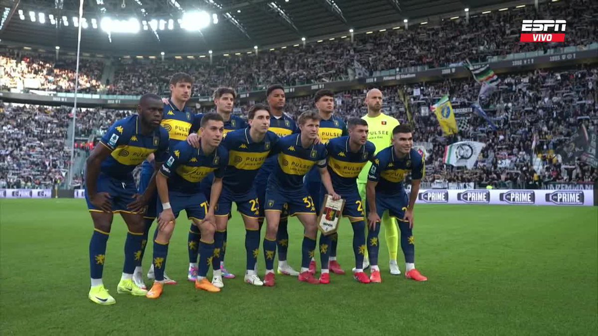 🇮🇹🤝🇦🇷 Genoa está jugando ante la Juventus con la CAMISETA EN HOMENAJE A BOCA.