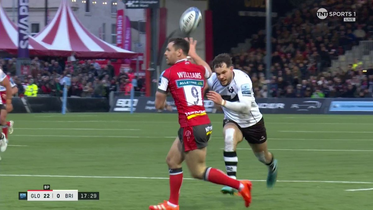 WOW! Rugby from another universe from Gloucester Rugby ๐ ๐คฉ Tomos Williams with a no-look assist to set up Seb Atkinson for the score. A stunning try!