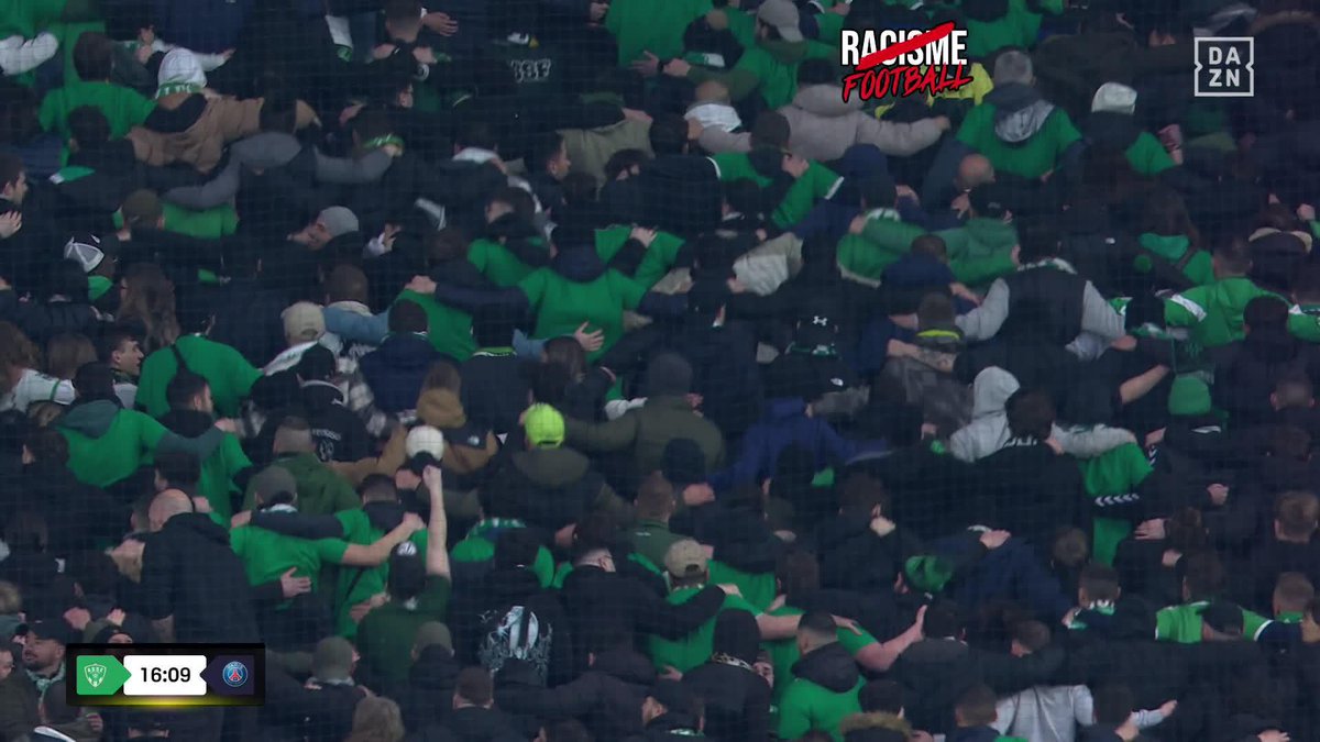 Elles sont magnifiques ces images 👏 Les joueurs de l’ASSE montrent leur soutien aux supporters 💚 (DAZN France)