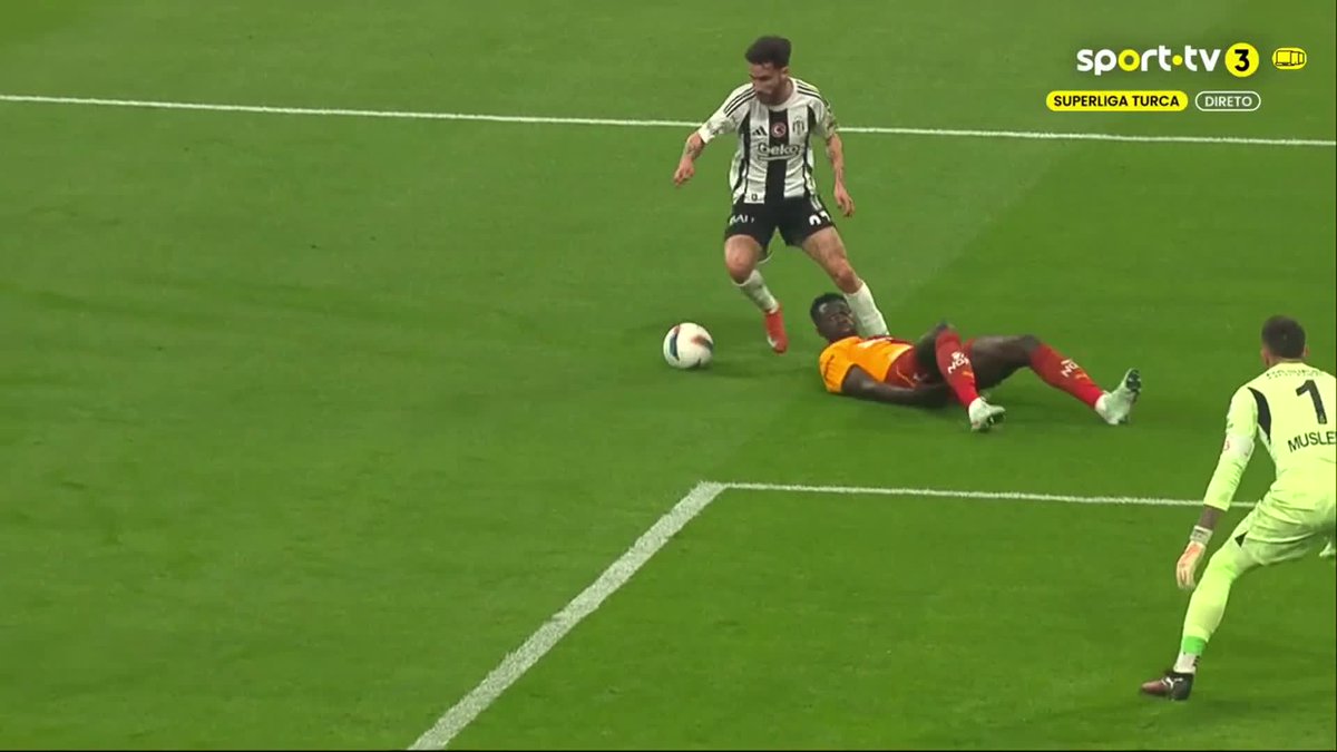 Rafa abriu o marcador no clássico contra o Galatasaray ⚡