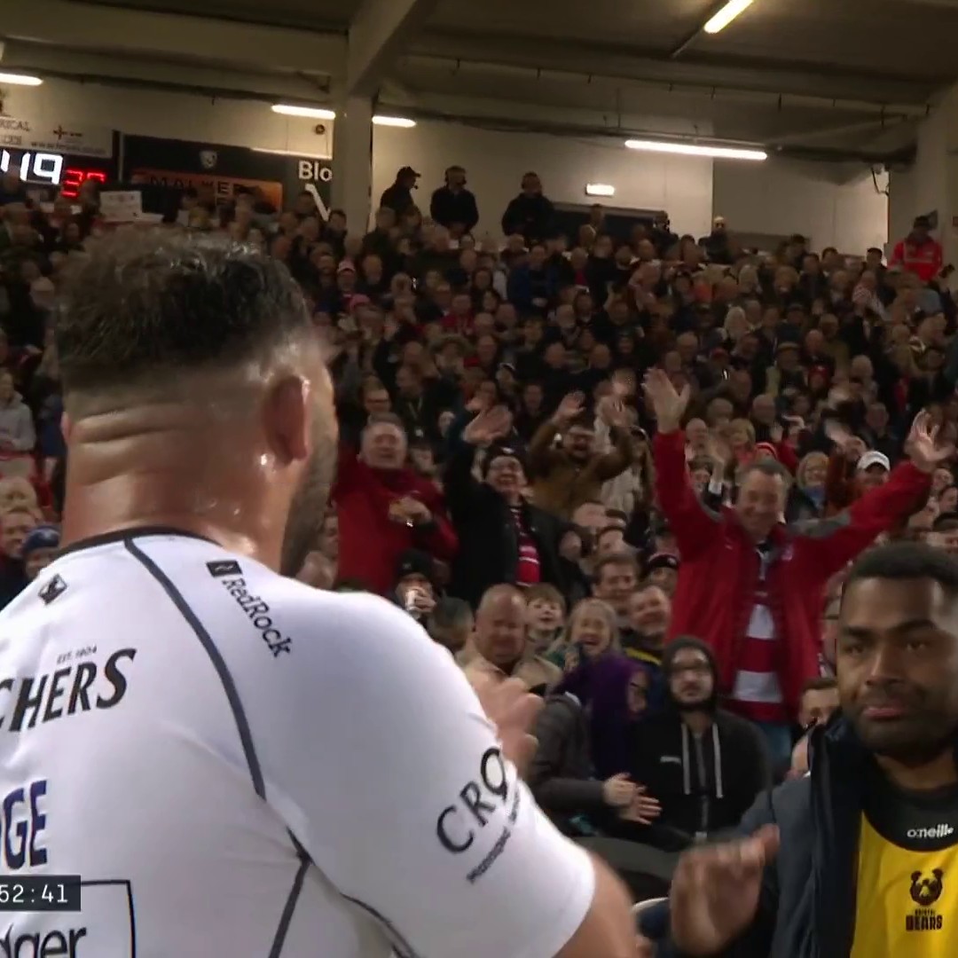 Ellis Genge sees the funny side as he gets some friendly waves from the home crowd as he departs the field 👋 Afolabi Fasogbon raises a wry smile 🙂 #GallagherPrem | #GlovBRI