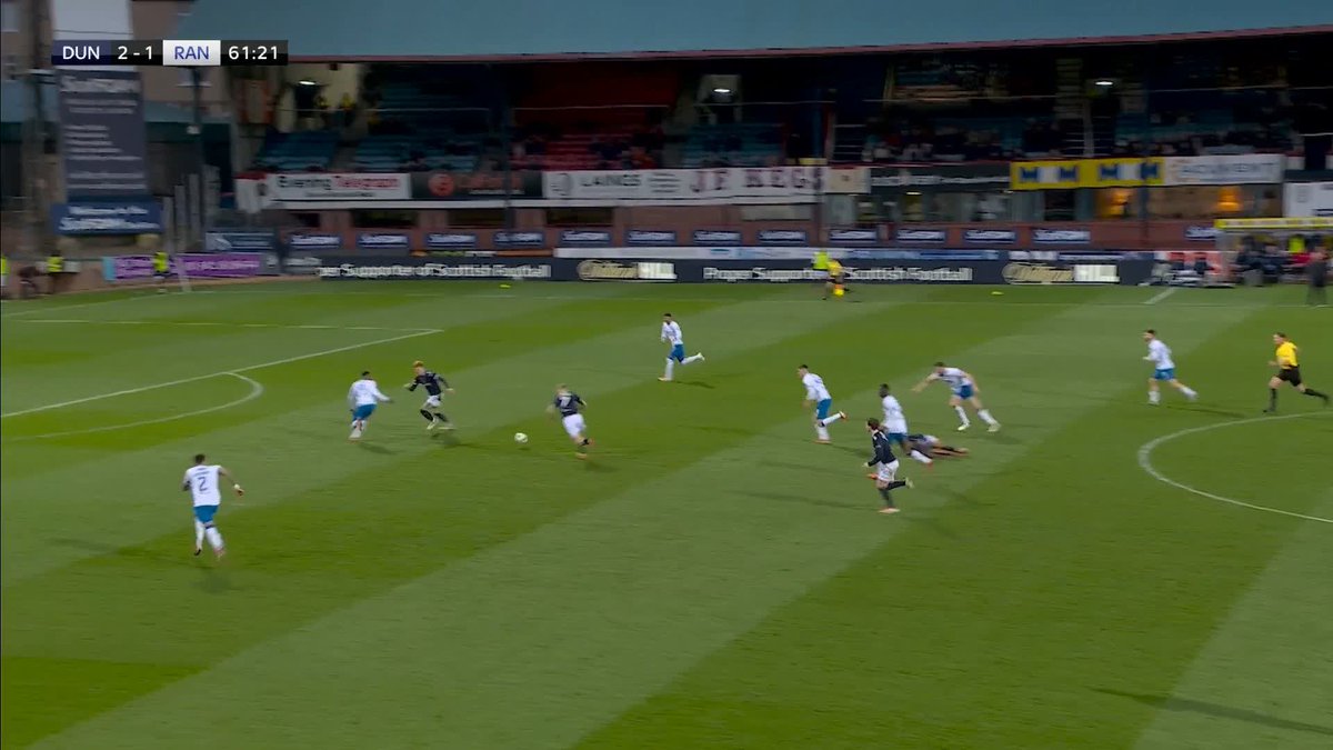🔥 "It's a brilliant finish!" Scott Tiffoney restores Dundee's two-goal lead vs Rangers ⬇️