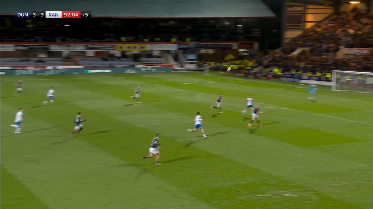 🤯 "IT'S THE GAME THAT JUST KEEPS ON GIVING!" Cyriel Dessers made it 4-3 to Rangers in stoppage time! ⬇️