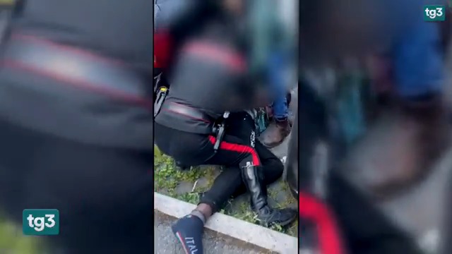 Una giornalista di Domani ha ripreso col cellulare l'inseguimento e il fermo di ragazzo straniero da parte dei Carabinieri a Roma: "Lo hanno buttato a terra e picchiato". La replica dell'Arma: "Se qualcuno ha sbagliato pagherà"