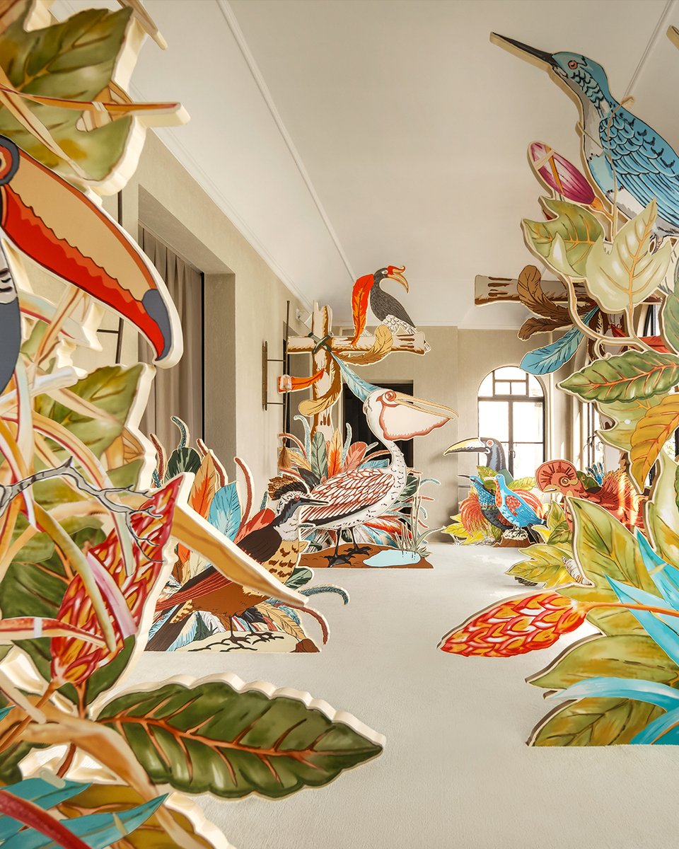 In the Threads of Connection room at Gucci Bamboo: Decoding an Icon, bamboo emerges as a creative thread running through the House’s design language. From garments to accessories, it becomes a recurring motif—reinterpreted in a video installation by CGI artist Sybil Montet, where digital animations explore bamboo’s transformation into a symbol of enduring expression. Discover the exhibition at Sunke Villa in Shanghai until April 6, 2025. #DecodinganIcon