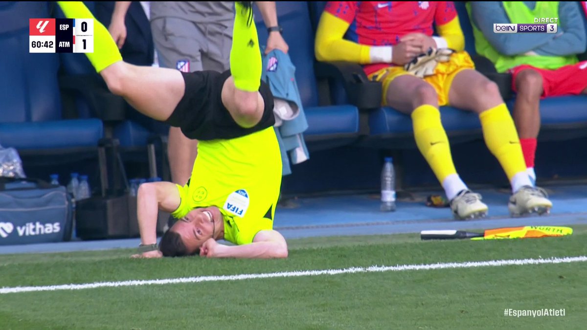 Cette chute de l’arbitre lors du match Espanyol-Atletico est… insolite ! 😅 🎥 beIN SPORTS