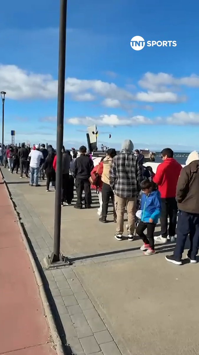 ๐คฉโฝ๐ LA GENTE QUIERE SUMARSE A LA INICIATIVA El Museo Itinerante de #ColoColo, creado para el centenario del club, ya estรก en PUNTA ARENAS, donde un montรณn de hinchas del Cacique hacen fila para ver la muestra, que recorrerรก todo el paรญs. Gentileza: Colo Colo.