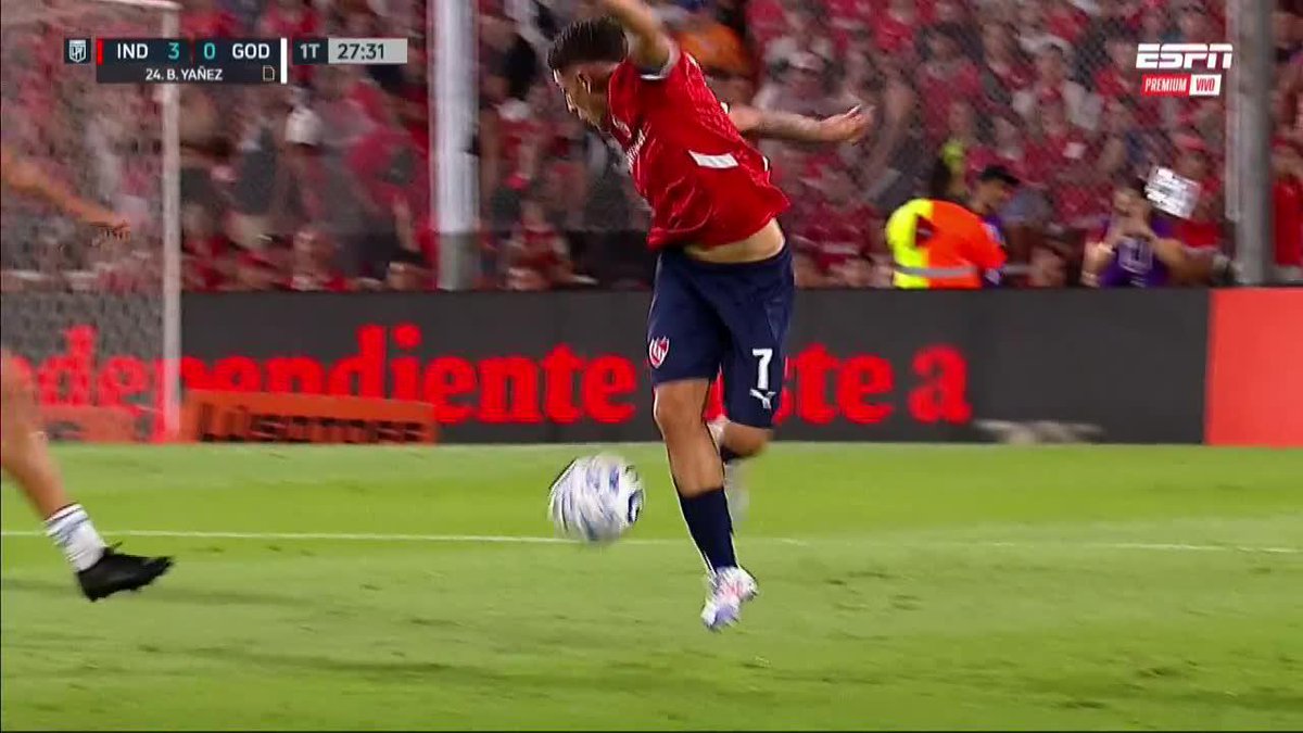 Santiago Montiel la bajó DE TACO cuando Independiente le ganaba 3-0 a Godoy Cruz. No gustó nada… 🪓