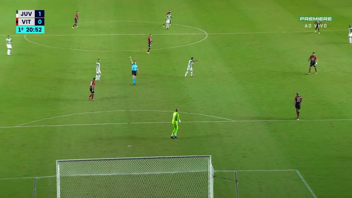 Nova regra sendo aplicada! O goleiro pode ficar com a bola na mão por 8 segundos, e a partir do 4 segundo, o árbitro precisa sinalizar a contagem até os 8 segundos. Caso o goleiro não reponha a bola, o time adversário vai ter um escanteio para cobrar.
