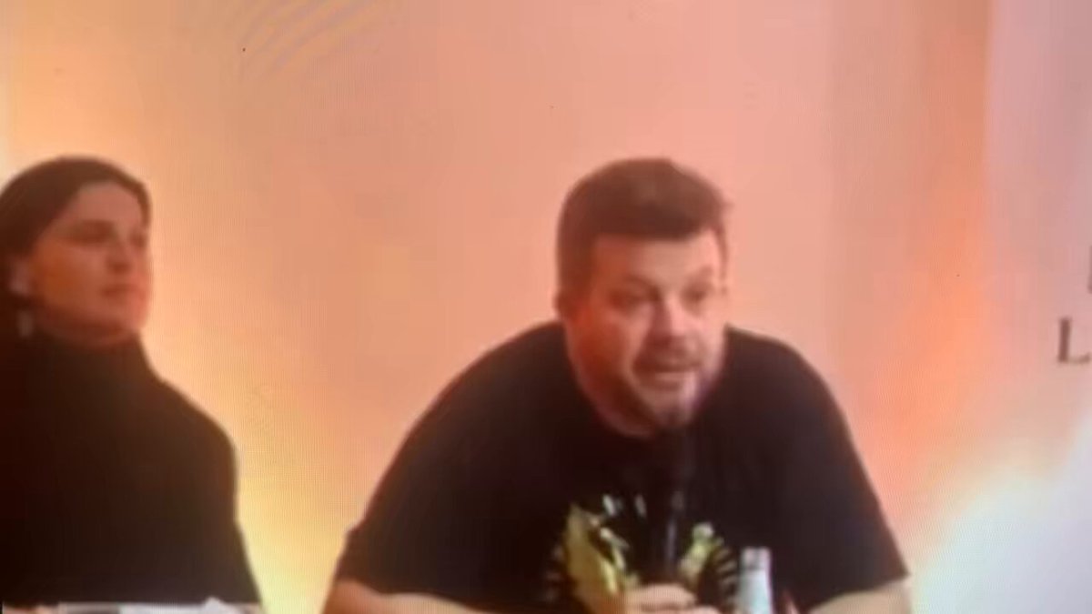 💨 💨💨 JOHANNES KÁISER Ya comenzamos con ofertas laborales? El “candidato” Johannes Kaiser. Diputado por el distrito 10 no tiene problema en poner personas de ChileVamos o incluso del Partido Socialista en los cargos. Habla de los mejores y a su lado tiene a Camille Sigl que dio bote en el Activismo y sin recorrido político conocido, pero la tiene de “Vice Presidenta“ del PNL, bajo que “criterio”?. En Política, el Zurdo antes que profesional, siempre será zurdo. #enacional #MesaCentral #Cadem Make Chile Fome Again 👍🇨🇱 GONZALO FEITO ROSSE José Antonio Kast Rist 👍🇨🇱 Evelyn Matthei D я e S S 🔥 Partido Nacional Libertario Partido Republicano 🇨🇱 𝐂𝐑𝐈𝐒𝐓𝐈𝐀́𝐍 𝐀𝐑𝐀𝐘𝐀 👊 DIPUTADO
