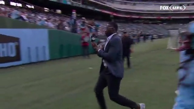 What a CATCH with the mic still in hand! 🔥 This one is for the highlight reel Devin GARDNER 🤣