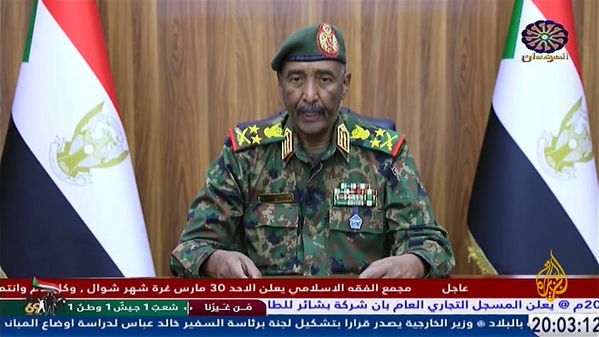 البرهان: الحرب الأهلية التي دخلت عامها الثالث في #السودان قد فعلت بالوطن والمواطن أسوأ ما في الحروب، حيث لا توجد خيارات في التعامل مع المجرمين وداعميهم، لكننا لن نغفر ولن نساوم ولن نفاوض ولن ننكث عهدنا مع الشهداء #الأخبار