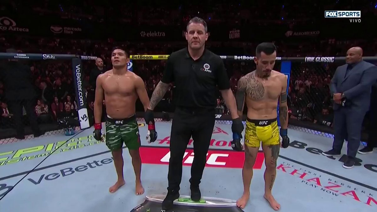 Debutando y ganando por nocaut 🇲🇽 Enorme actuación de 'El Doctor', David Martínez en la UFC. Su historia es un ejemplo para las y los jóvenes, doctor del IMSS que en sus tiempos libres practicaba Artes Marciales Mixtas y que hoy hizo historia