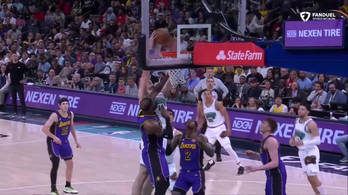 Bron dunked on Edey in the first quarter, Edey got him back in the second 🍿