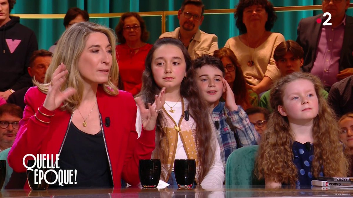 Les enfants interviewers de Au Tableau ! sont vraiments des graines de futurs journalistes 👀 #QuelleEpoque France tv Léa Salamé